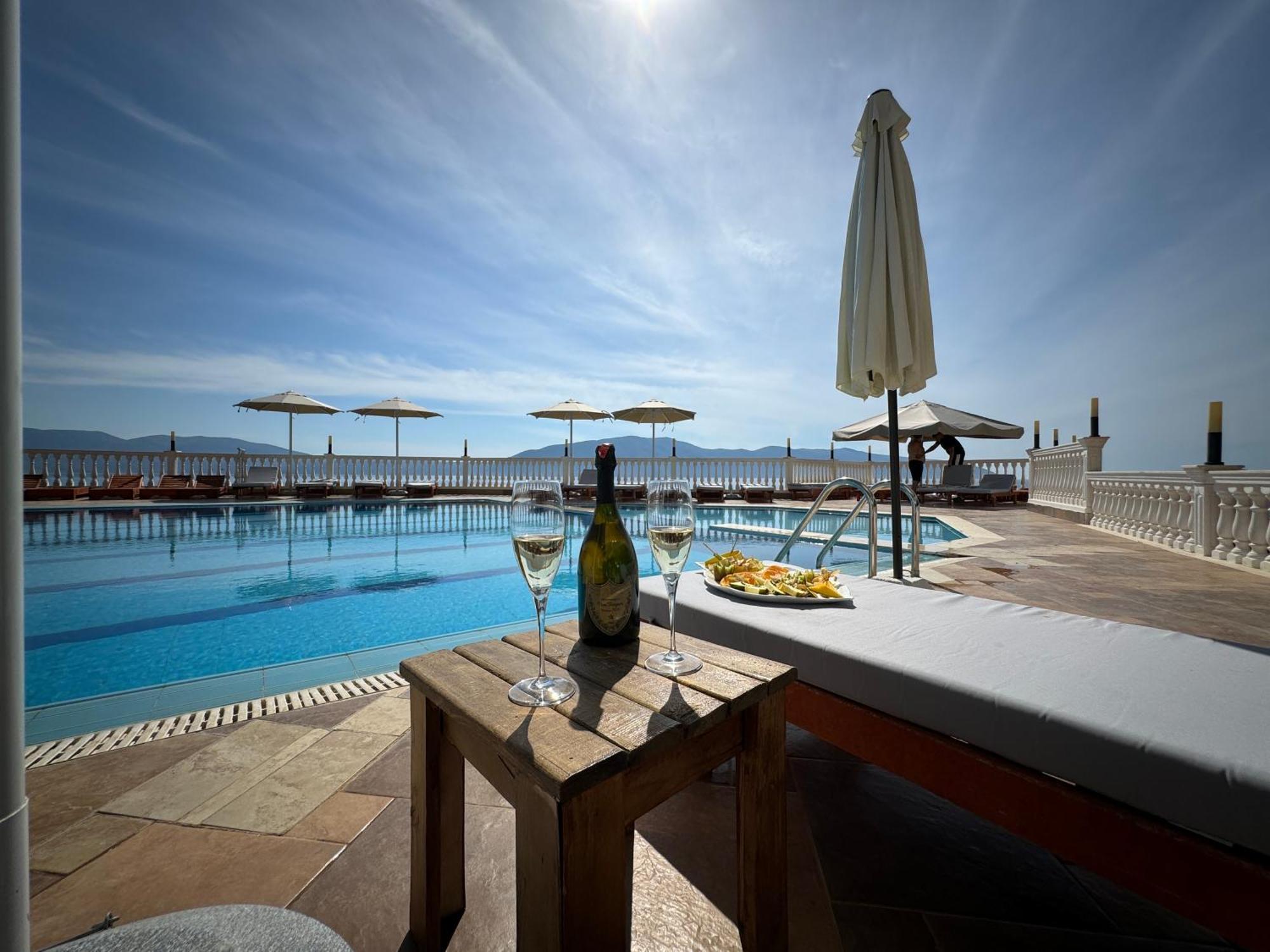 Nuna Hotel Radhima Kültér fotó