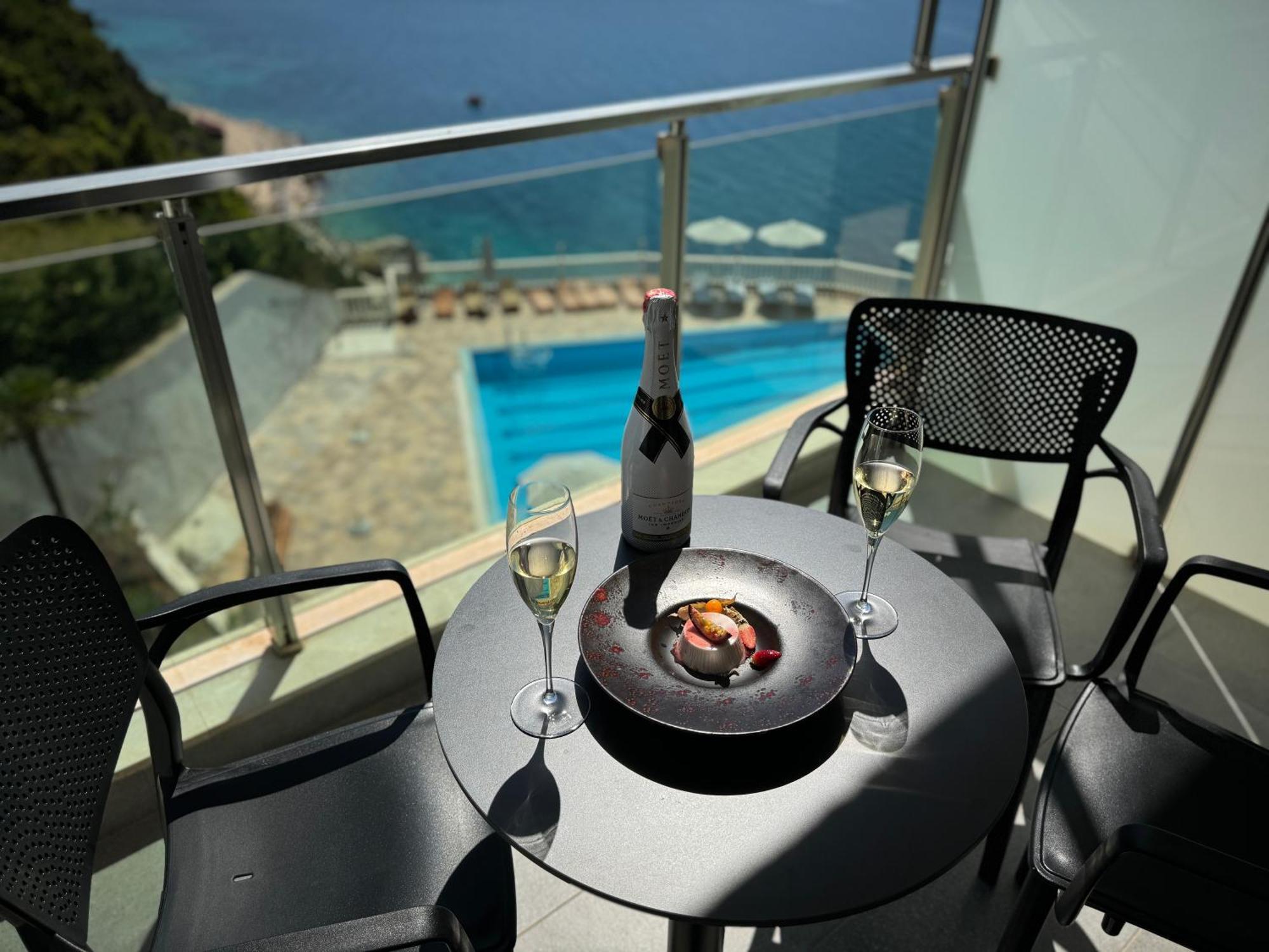 Nuna Hotel Radhima Kültér fotó