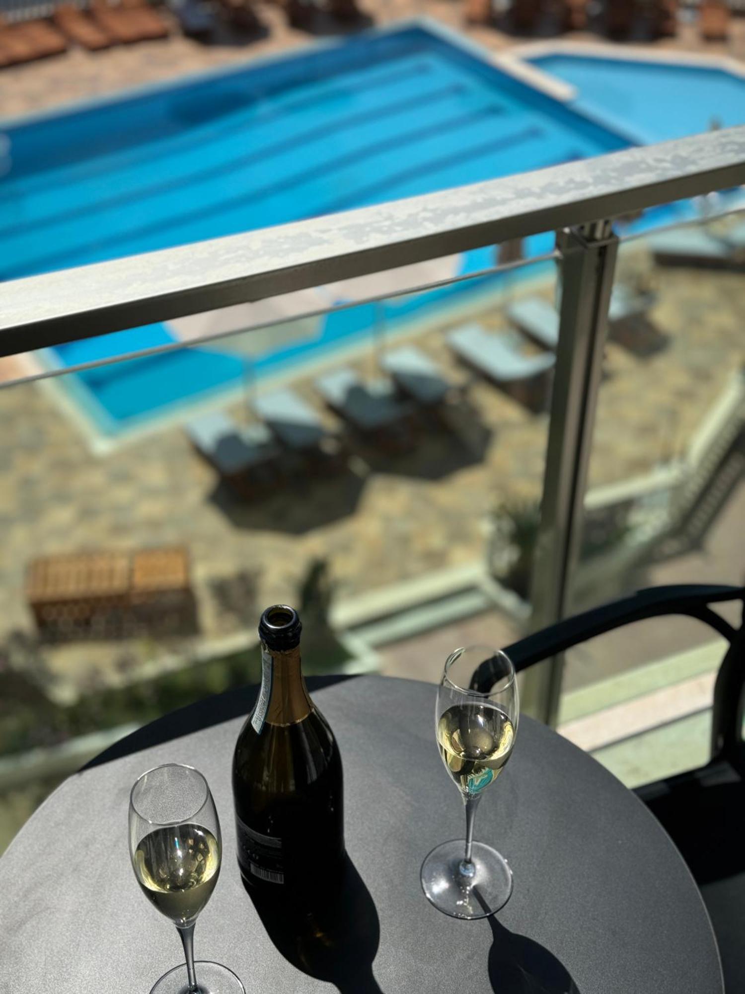 Nuna Hotel Radhima Kültér fotó