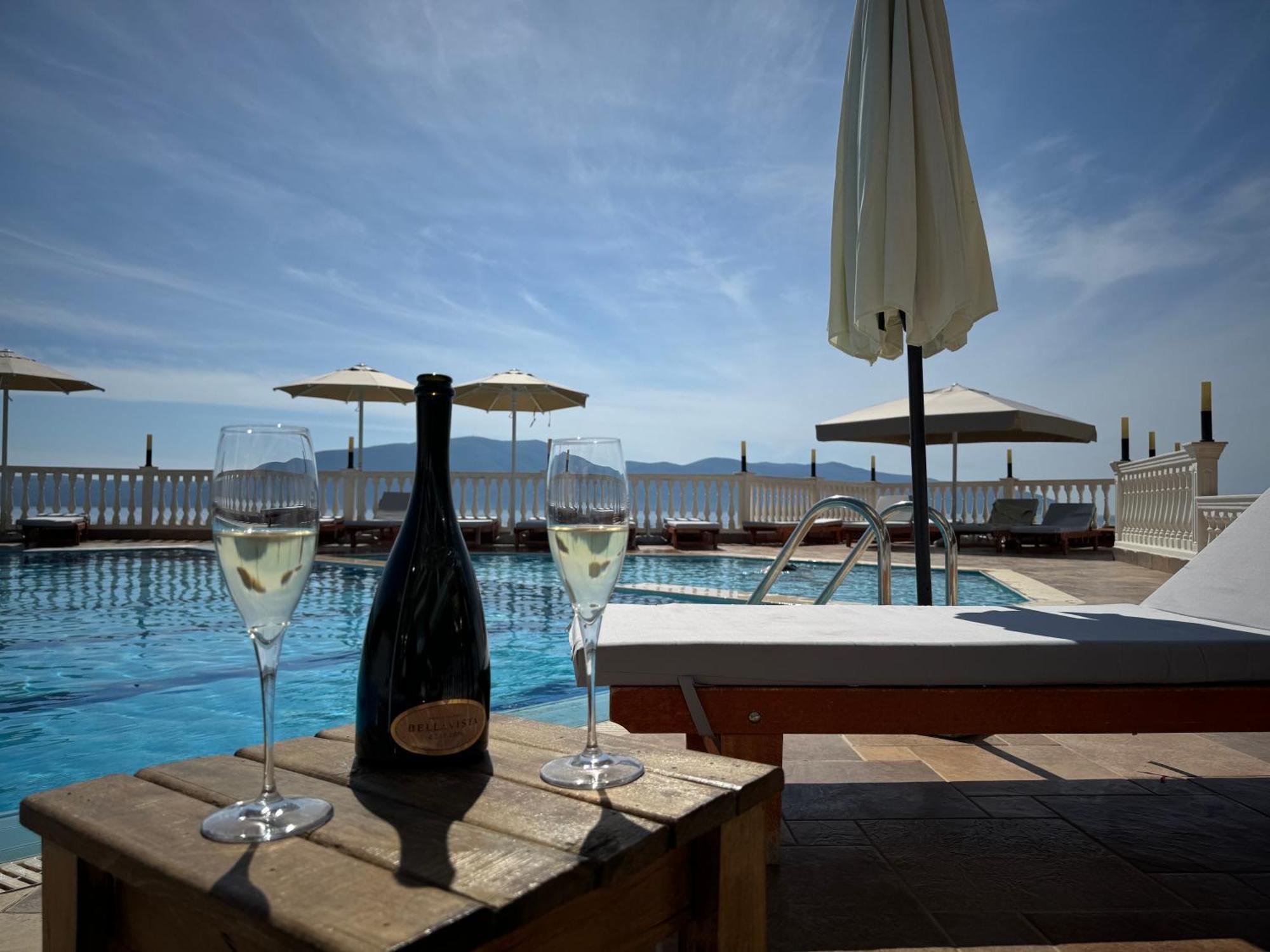 Nuna Hotel Radhima Kültér fotó