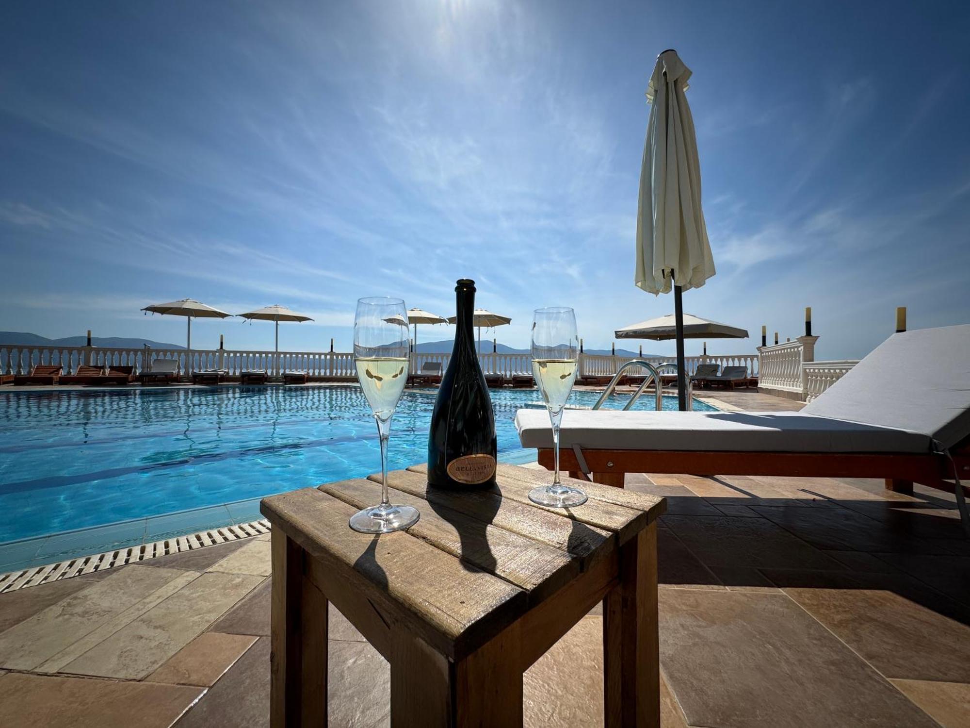 Nuna Hotel Radhima Kültér fotó